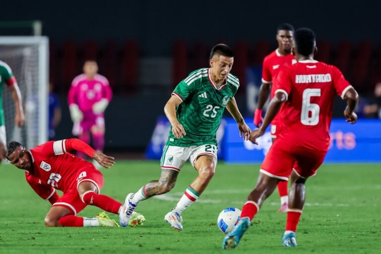 México vence a Panamá 1-0 con autogol de Peralta en cierre dramático