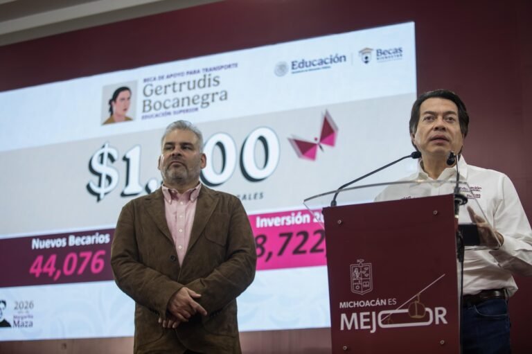 Michoacán estrena la Beca Gertrudis Bocanegra para 44 mil universitarios