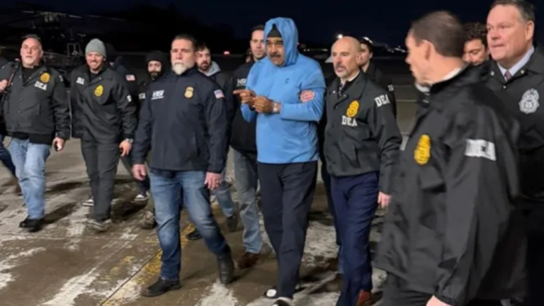 Nicolás Maduro es trasladado esposado a Nueva York para enfrentar juicio