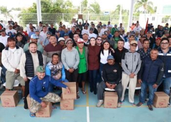PRIMERA DEL AÑO: Entregan apoyos de “Familia Pescadora” en Isla Mujeres