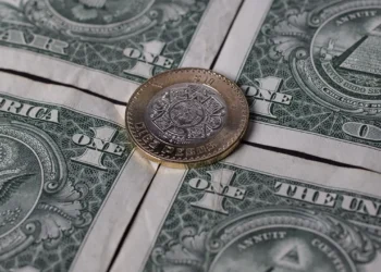 Reversión de ganancias en BMV y peso ante tensión global