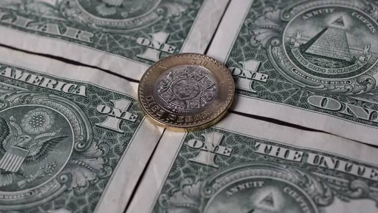 Reversión de ganancias en BMV y peso ante tensión global