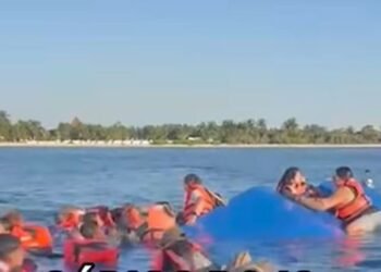 IBA CON SOBRECUPO: Se vuelca lancha con 30 turistas en Cozumel