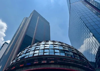 Tensión financiera global impulsa al peso mexicano a 17.87 frente al dólar