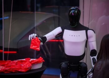 Tesla proyecta comercializar Optimus a finales de 2027, según Elon Musk