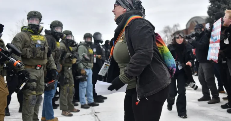 Trump acusa a "agitadores profesionales" en Minesota en medio de protestas del ICE