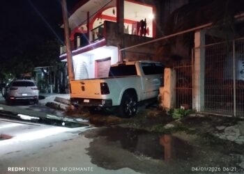 Sujeto choca su camioneta contra una vivienda y huye del lugar