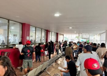 DESDE LAS 5 AM: Hacen fila usuarios para el canje de placas 2026 en Cancún