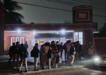 ENTRE FRÍO Y CHUBASCOS: Regresan a clases más de 300 mil estudiantes en QR