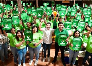 PARTIDO VERDE: Entrega dirigente estatal kits de identidad a militancia en Tulum