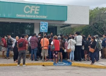 ¡QUEREMOS SOLUCIÓN!: Protestan habitantes de Valle Verde en CFE