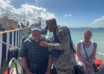 Rescatan a 3 personas tras volcadura de una embarcación en Mahahual