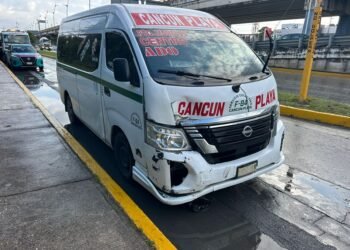 Detienen a presunto conductor alcoholizado tras chocar con combi en Playa del Carmen
