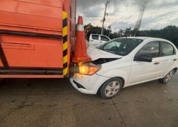 CARAMBOLA EN LA COLOSIO: Resultan con daños materiales 4 vehículos