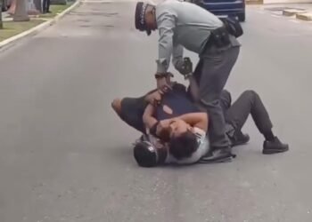 Hombre enfrenta a elementos de la GN en la zona hotelera de Cancún