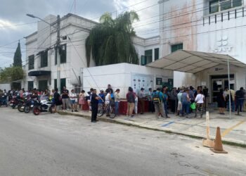 Decenas de contribuyentes realizan largas filas afuera del SAT para actualizar constancia fiscal