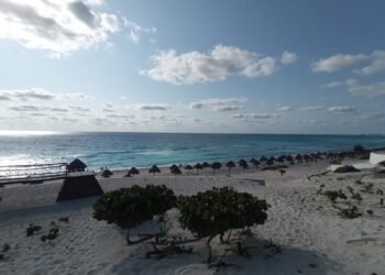 FIN DE SEMANA LARGO: Prevén hasta 40% más afluencia en playas de Cancún; refuerzan vigilancia