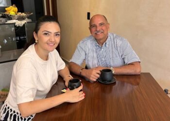 Se toman la foto Euterpe Gutiérrez y Jorge Portilla