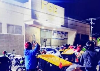 Protestan frente a FGE por liberación de conductor que atropelló a motorepartidor
