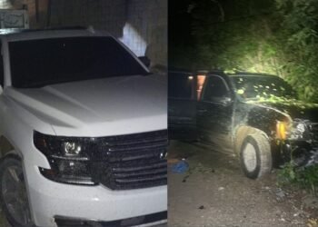 Aseguran dos camionetas con armas y presunta droga tras persecución en Cancún