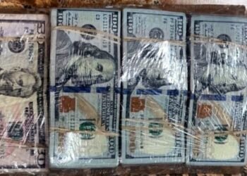 Procesan a extranjero detenido en Cancún tras encontrarle más de 69 mil dlls sin declarar