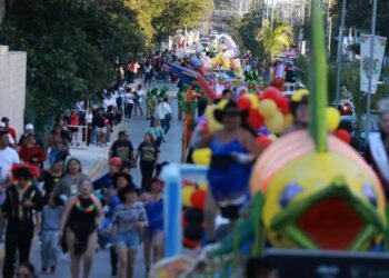 DESFILE DE CARNAVAL: Música, color y alegría invaden Ciudad Mujeres