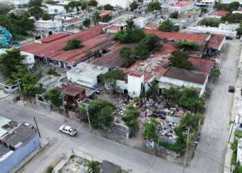 DE HOSPITAL A RUINAS: Personas en situación de calle aterrorizan a vecinos (VIDEO)