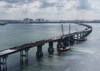 COLOCAN ÚLTIMAS VIGAS: Puente Nichupté, en recta final de construcción