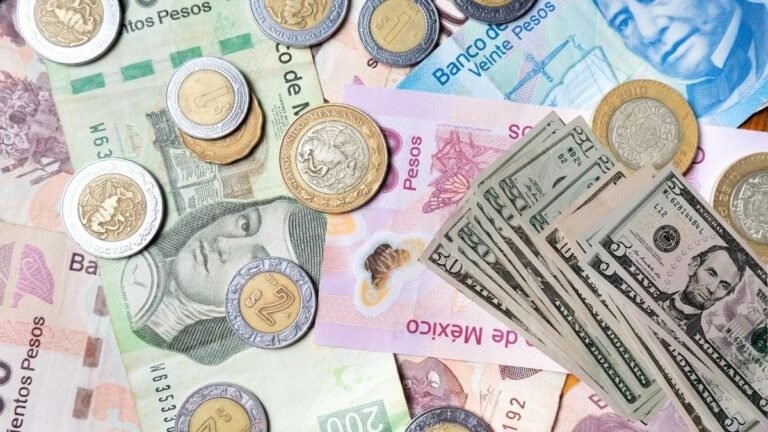 Presión global y local debilitan al peso mexicano en mercados mixtos