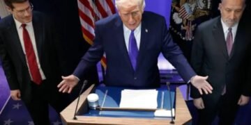 TRAS REVÉS DE CORTE: Trump aumenta arancel global de 10 a 15%