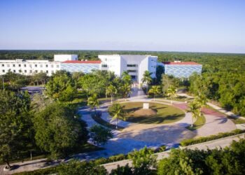 | ROMPEOLAS | Playa del Carmen: Censura y politiquería en la Uaqroo