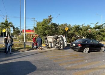 Resulta lesionada una persona tras fuerte choque en la Av. Chac Mool