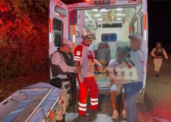 ACCIDENTE CARRETERO: Volcadura de tractocamión deja 2 lesionados en tramo FCP–Chetumal