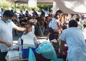 SARAMPIÓN: Decenas hacen fila desde las 6:30 am en Palacio Municipal de Cancún