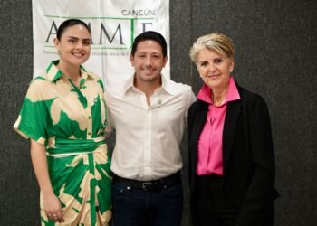Participa Renán Sánchez en conferencia con mujeres empresarias de AMMJE Cancún