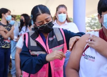 Inicia jornada de vacunación en escuelas de Isla Mujeres