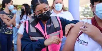 Inicia jornada de vacunación en escuelas de Isla Mujeres