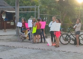 MAHAHUAL: Bloquean habitantes muelle de cruceros; exigen regularización y servicios