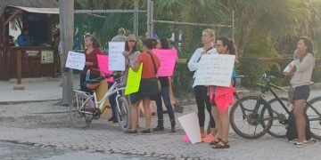 MAHAHUAL: Bloquean habitantes muelle de cruceros; exigen regularización y servicios