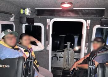 AUXILIO NAVAL: Rescata Semar a cuatro brigadistas varados en la Bahía de Chetumal