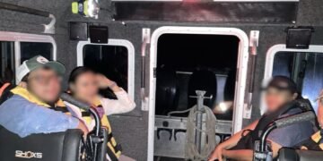 AUXILIO NAVAL: Rescata Semar a cuatro brigadistas varados en la Bahía de Chetumal