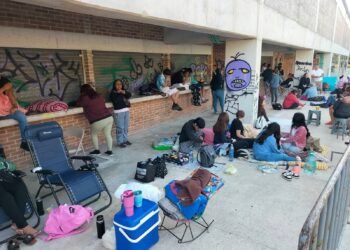 Acampan para conseguir boletos gratuitos para Banda MS en Cancún