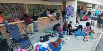 Acampan para conseguir boletos gratuitos para Banda MS en Cancún