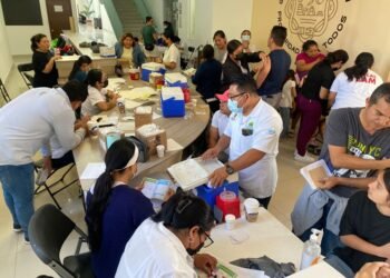 PLAYA DEL CARMEN: Hacen fila desde las 5:30 am para vacunarse contra el sarampión
