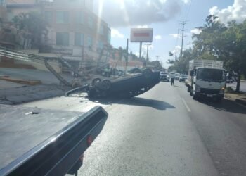 ACCIDENTE VIAL: Vuelca automovilista tras derribar poste en la Kabah