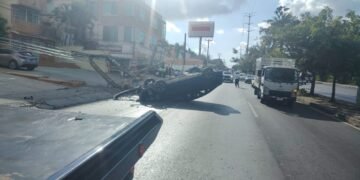 ACCIDENTE VIAL: Vuelca automovilista tras derribar poste en la Kabah