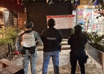 Rescatan a dos mujeres guatemaltecas víctimas de trata durante cateo en un bar de Cancún