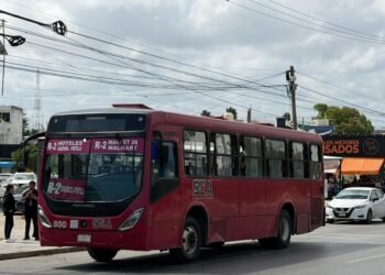 Muere chofer de transporte público de un presunto infarto; logró frenar para evitar un accidente