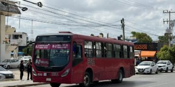 Muere chofer de transporte público de un presunto infarto; logró frenar para evitar un accidente