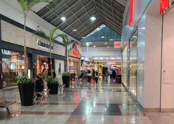 TERROR COLECTIVO: Cierran temprano comercios en plazas de Cancún